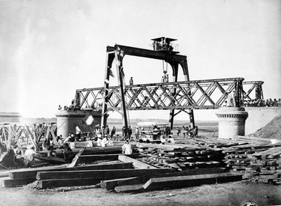 La construcción del puente Jhelum, Pakistán c.1873 de English Photographer